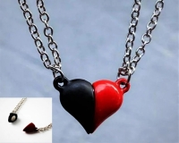 2 Li Kırmızı-Siyah Mıknatıslı Kalpli  Çift Kolye - Sevgili- Arkadaş - BFF Kolyesi